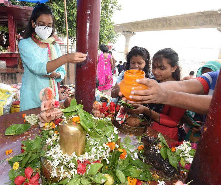 Devotees offer prayers to Lord Shiva 