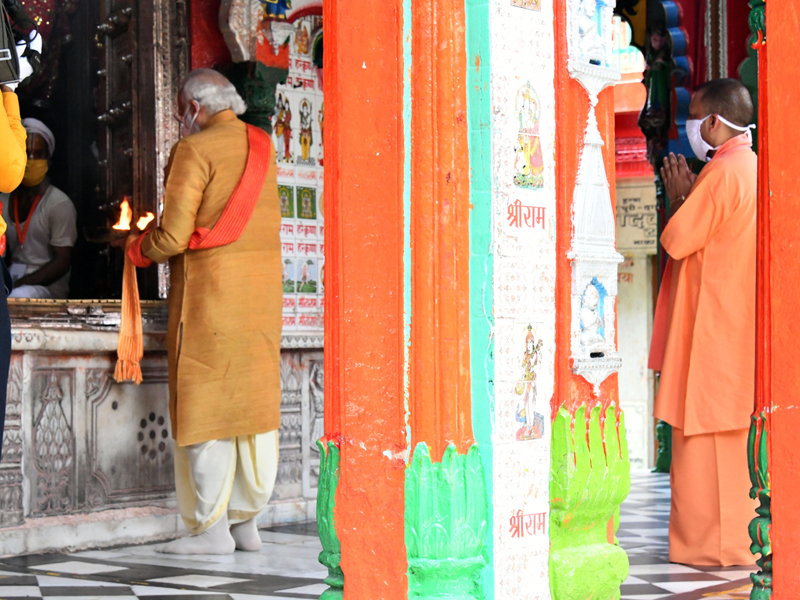 Prime Minister Narendra Modi offering prayers at Hanuman Garhi temple