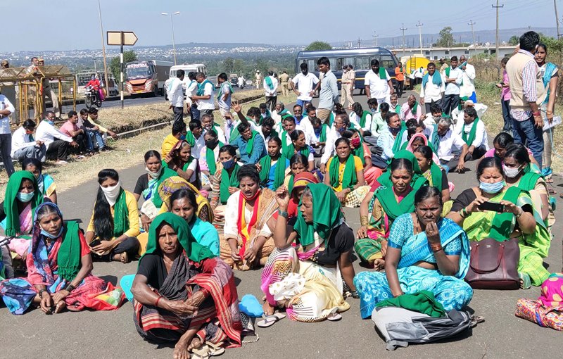 Farmers stage protest against farm laws near Suvarna Vidhana Soudha in Belagavi