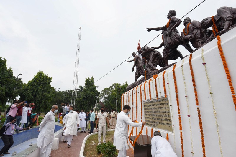 Tejashwi Yadav pays tribute to martyrs of Quit India movement