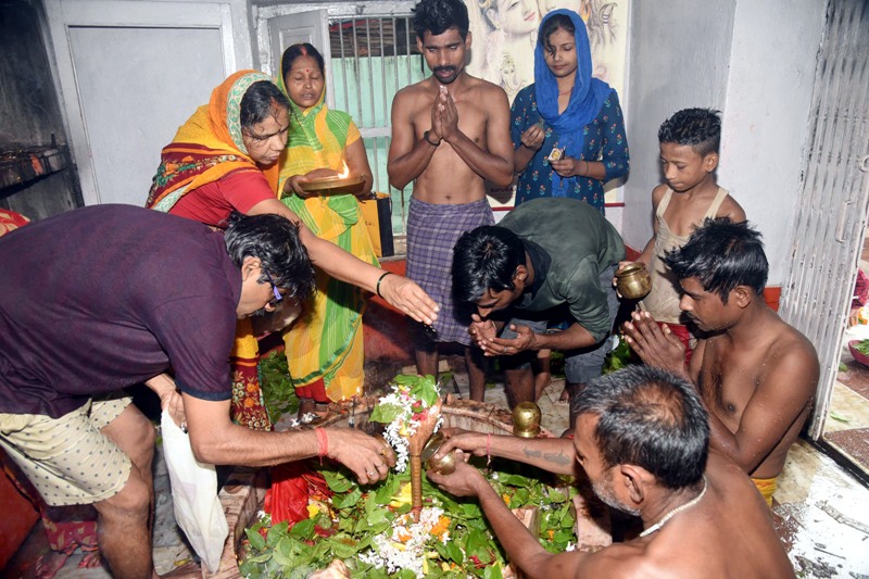 Devotees offer prayers to Lord Shiva 