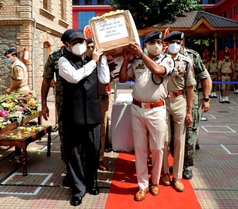 Advisor to J&K Guv and top police officials paying rich tributes to to ASI Babu Ram in Srinagar