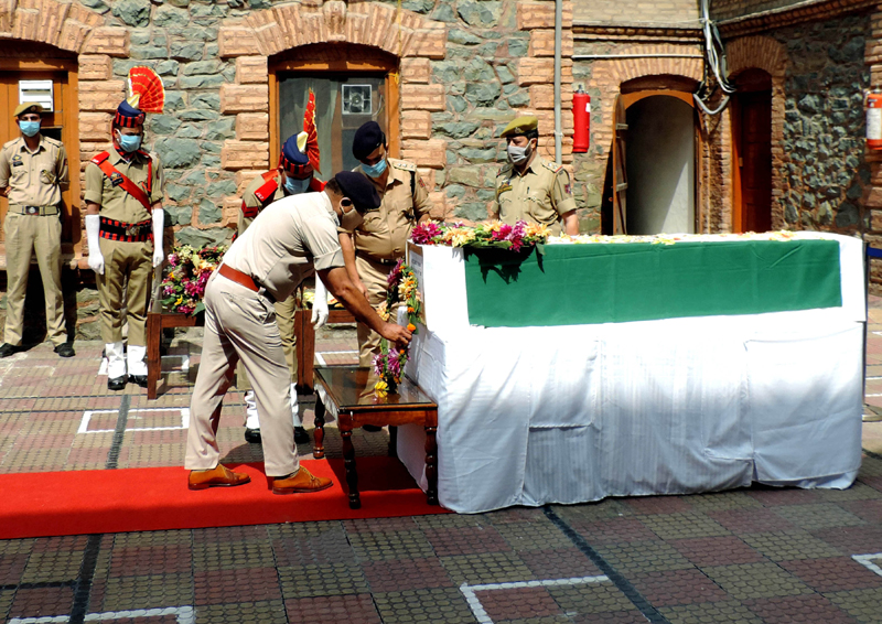 Advisor to J&K Guv and top police officials paying rich tributes to to ASI Babu Ram in Srinagar