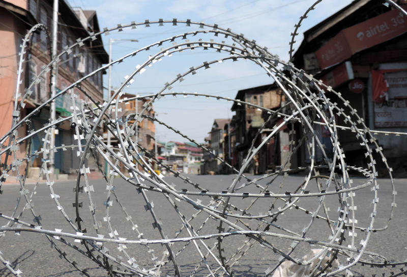 Kashmir: Security personnel close road leading to “Mazaar-e-Shoudha”
