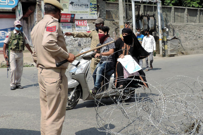 Kashmir: Security personnel close road leading to “Mazaar-e-Shoudha”
