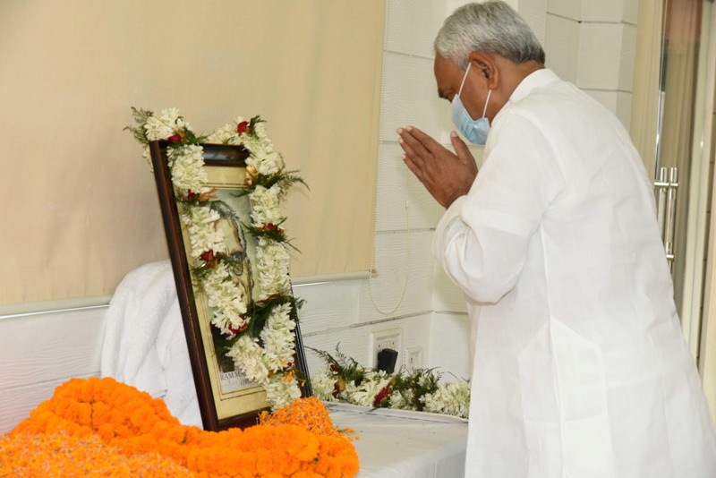 Nitish Kumar pays tribute to Ram Manohar Lohia