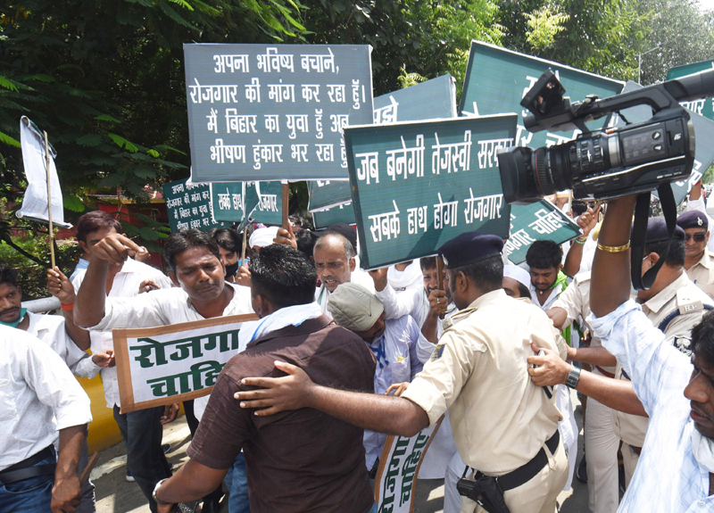 RJD activists protest against Nitish Kumar’s virtual rally, arrested