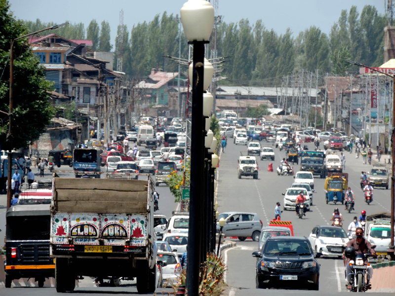 Moderate traffic in Srinagar two days after anti-COVID lockdown