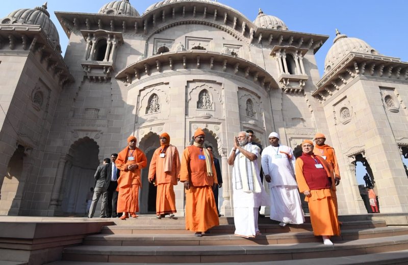 PM Modi pays tribute to Swami Vivekanada at Kolkata's Belur Math