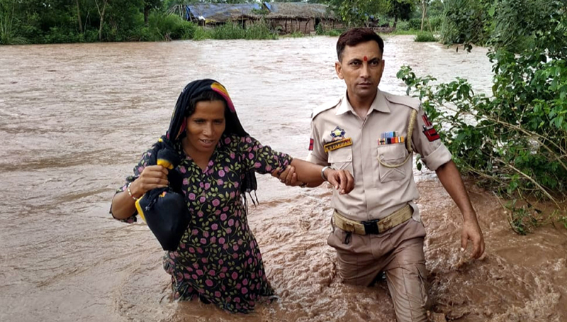 Jammu: A policeman rescuing a woman trapped in river Ujh