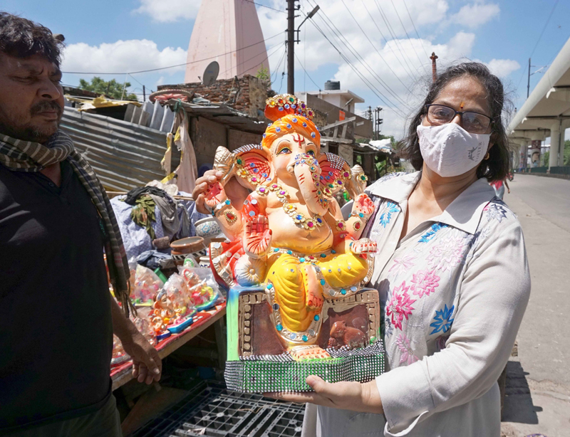Ghaziabad: Road side vendors selling Lord Ganesh idols