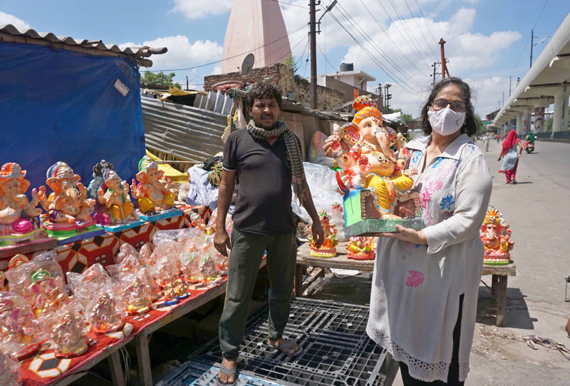 Ghaziabad: Road side vendors selling Lord Ganesh idols