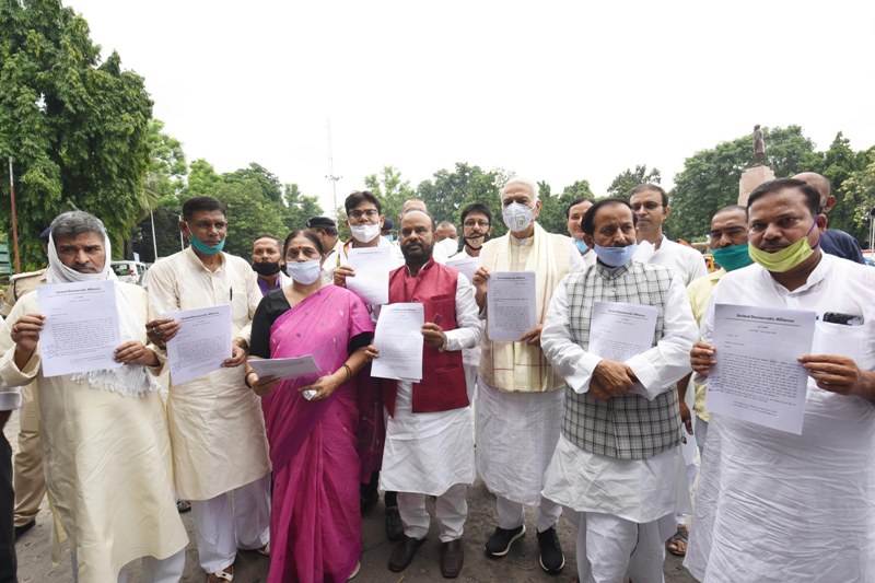 Yashwant Sinha hands over memorandum to Bihar Guv over Bihar flood