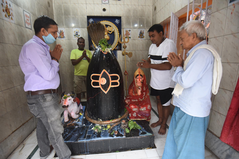 Devotees offering prayers to Lord Shiva in different cities across India