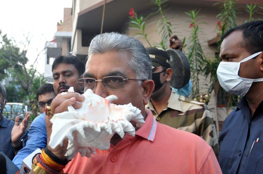 IndiaFightsCorona: West Bengal BJP chief Dilip Ghosh blows conch shell 