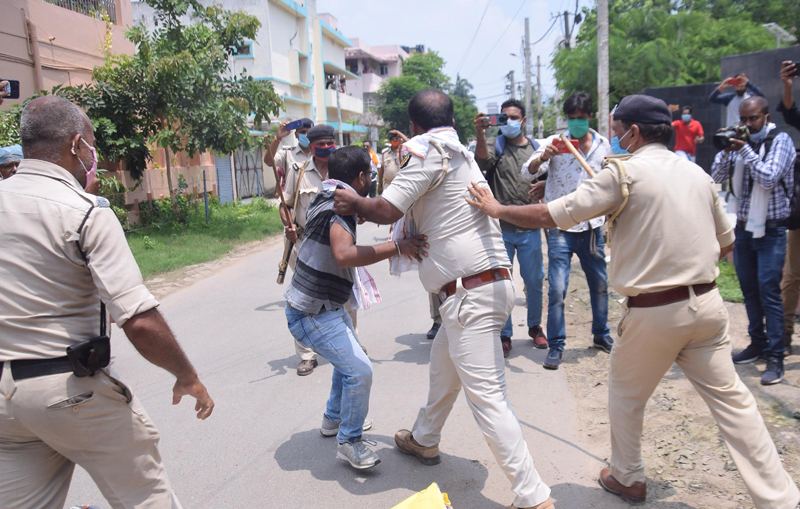 Police taking Jan Adhikar Party activists into custody in Patna as they demonstrate against Bihar flood situation