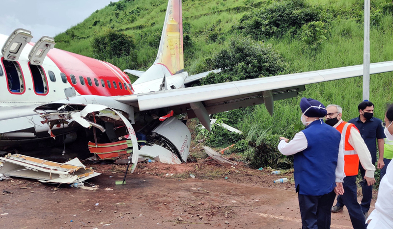 Civil Aviation Minister Hardeep Singh Puri inspecting the air crash site at Kozhikode, Kerala