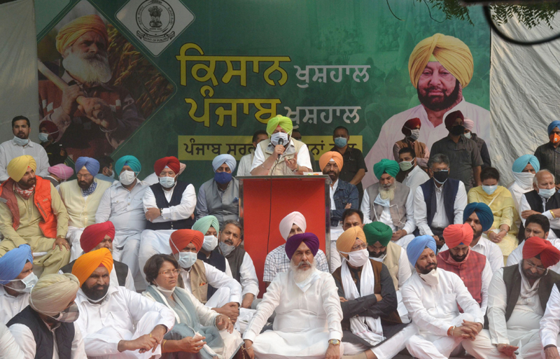 Amarinder Singh addressing during a protest against the recent farm reform bills