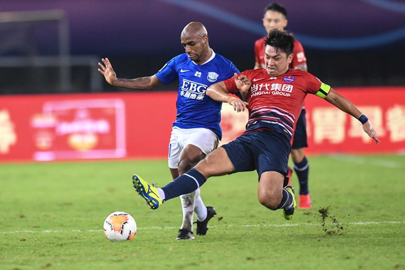 Luiz Muriqui of Shijiazhuang Ever Bright vies for the ball