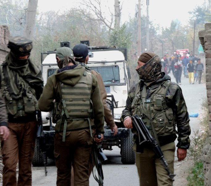 Jammu and Kashmir: Security forces ready to proceed at the encounter site