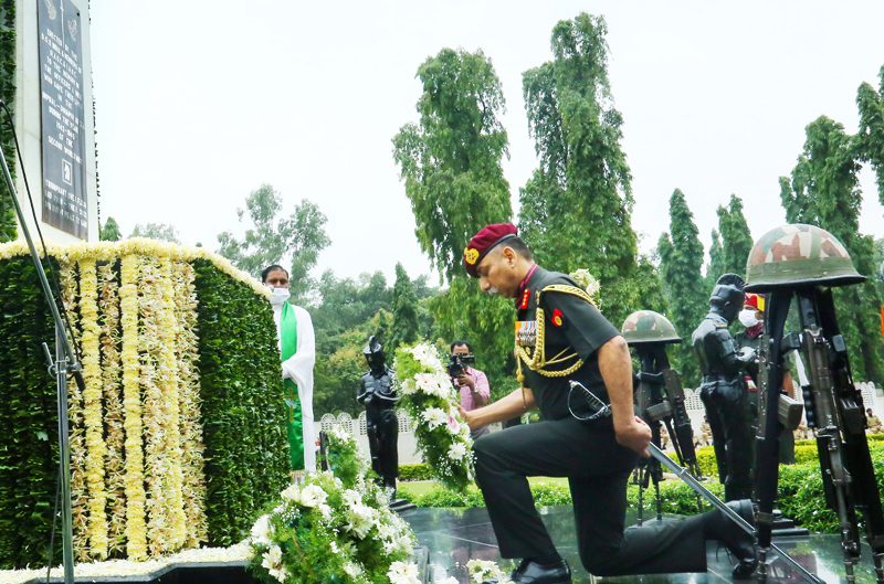 Director General of Ordnance Services, Lt Gen Dalip Singh laying wreath at the War Memorial in Secunderabad