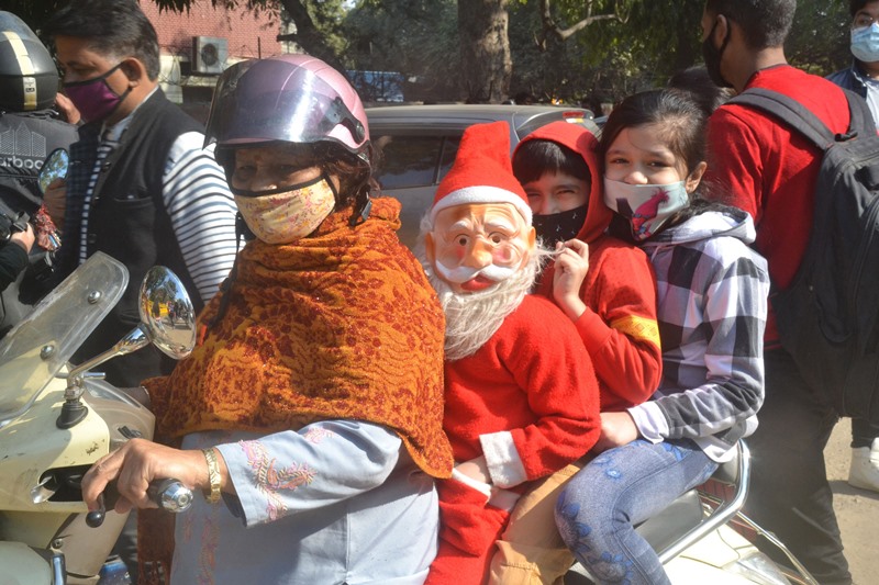 New Delhi: Child dresses like Santa Claus