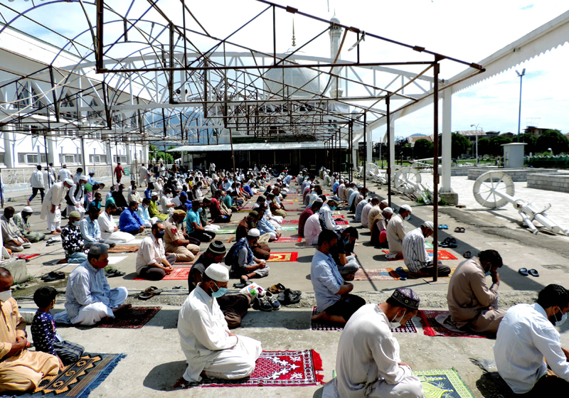 Srinagar: Devotees praying at revered shrine Hazratbal