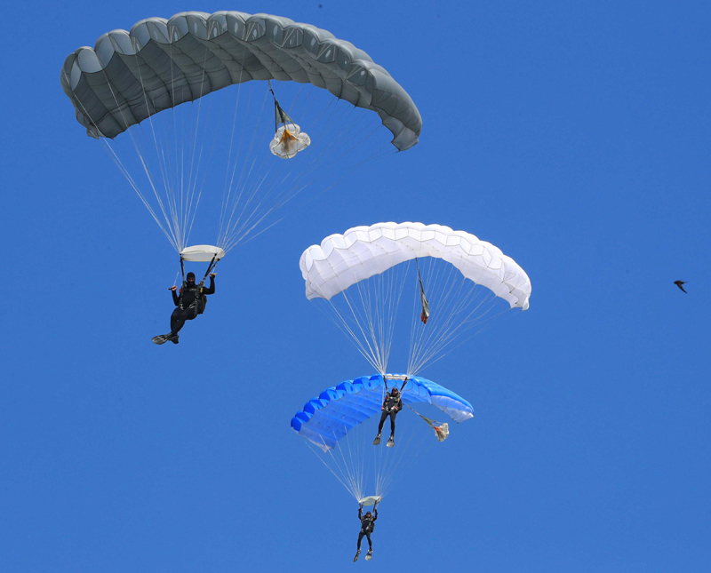 Belarusian paratroopers perform on Paratroopers' Day