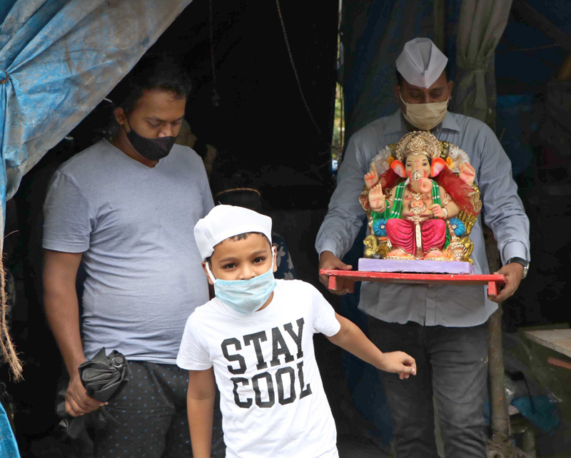Mumbai: Devotees taking the clay idos of Lord Ganesha to their homes