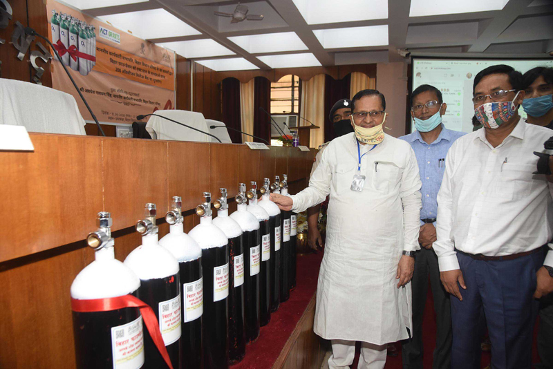 Patna: Bihar Legislative Council chiarman Awadhesh Narain Singh inaugurates oxygen cylinder bank