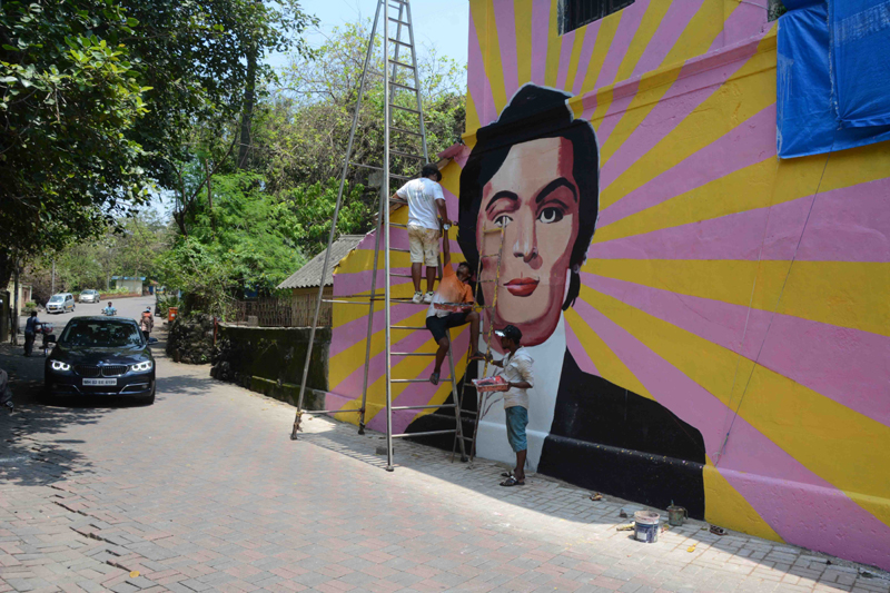 Artist Ranjit Dahiya and team paint mural of late Bollywood actor Rishi Kapoor ahead of his birthday at Mumbai's Bandra