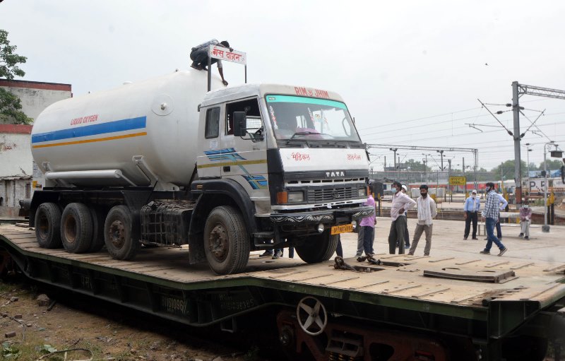 Amid oxygen crisis, UP govt sending empty tankers to Bokaro for refill