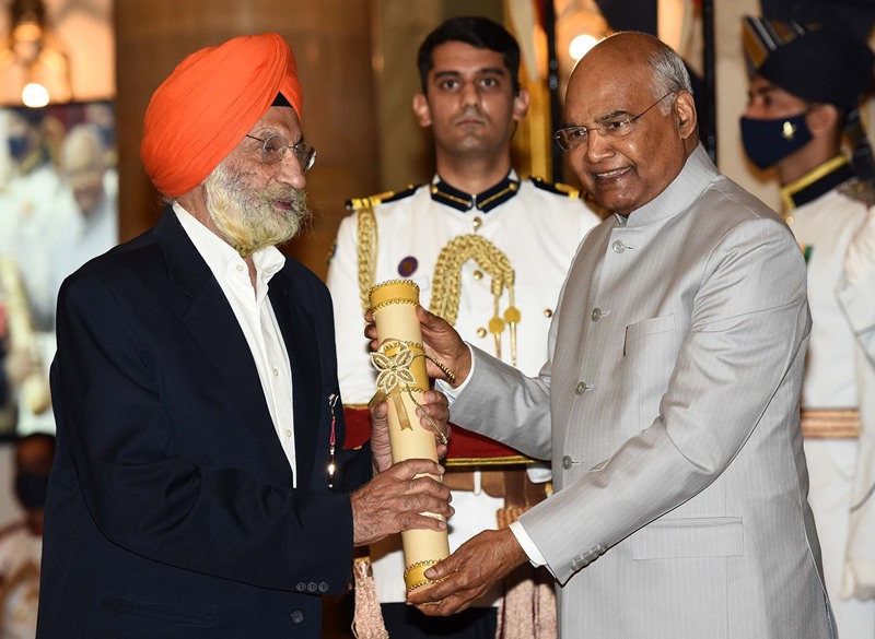Ram Nath Kovind presents Padma Vibhushan Award