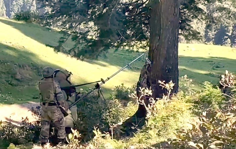 Army jawan diffusing an IED in J&K's Poonch