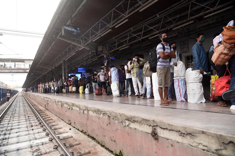 Migrants arriving from Pune queue at Patna station for Covid test
