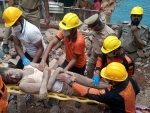 SDRF workers carrying body of a man died in building collapse in Lucknow