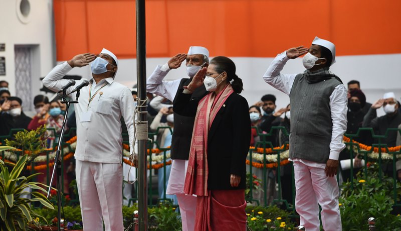 Sonia Gandhi hoisting Congress flag on 137th foundation day