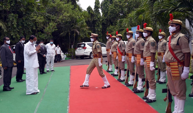 Visakhapatnam: Vice President, M Venkaiah Naidu inspecting Guard of Honour