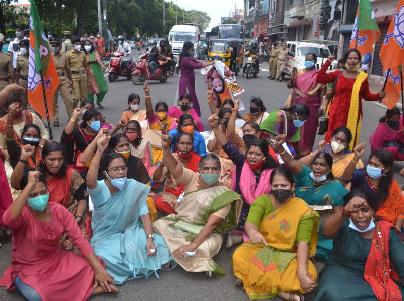 BJP Mahila Morcha workers demanding CBI inquiry in ST girls marriage fund scam in Kerala