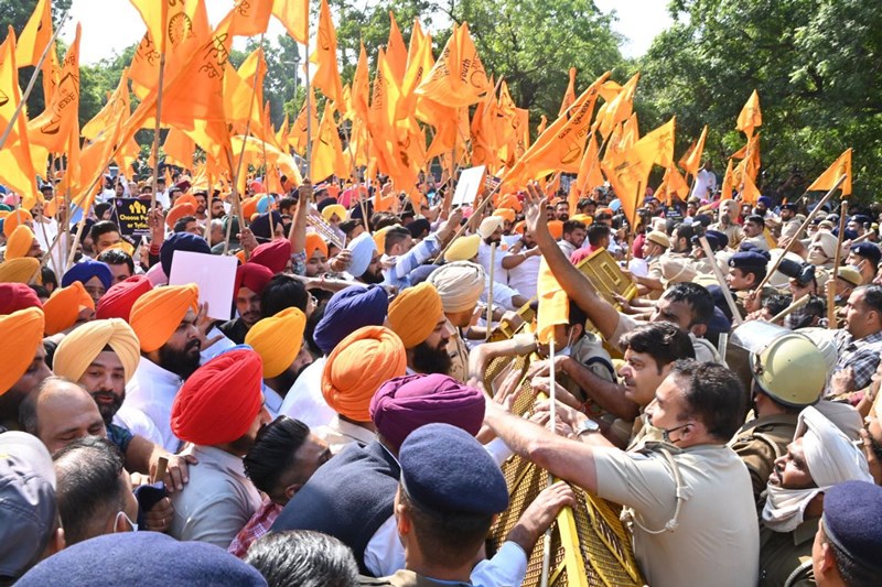 Police resorts to lathicharge on Shiromani Akali Dal workers during gherao of Punjab CM's residence