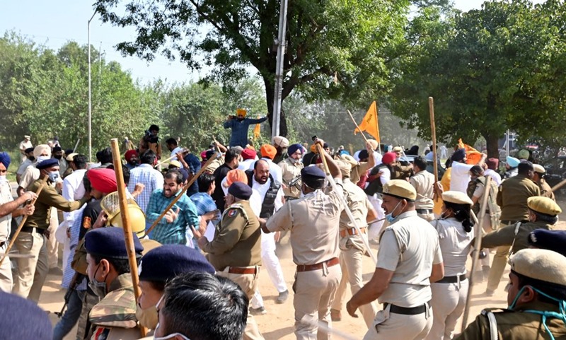 Police resorts to lathicharge on Shiromani Akali Dal workers during gherao of Punjab CM's residence