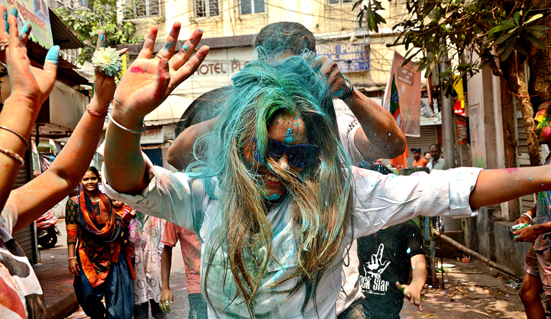 Kolkata soaks into Holi celebrations amid fears of coronavirus