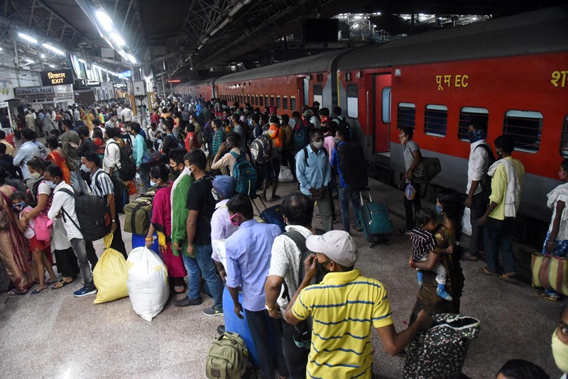 Migrants arrive in Maharashtra in Patna