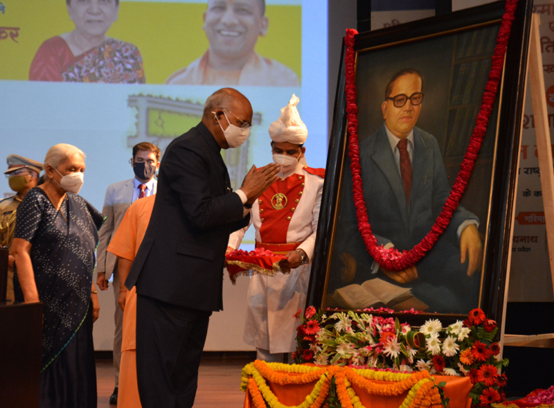 Ram Nath Kovind offering tributes to Dr Bhimrao Ambedkar in Lucknow