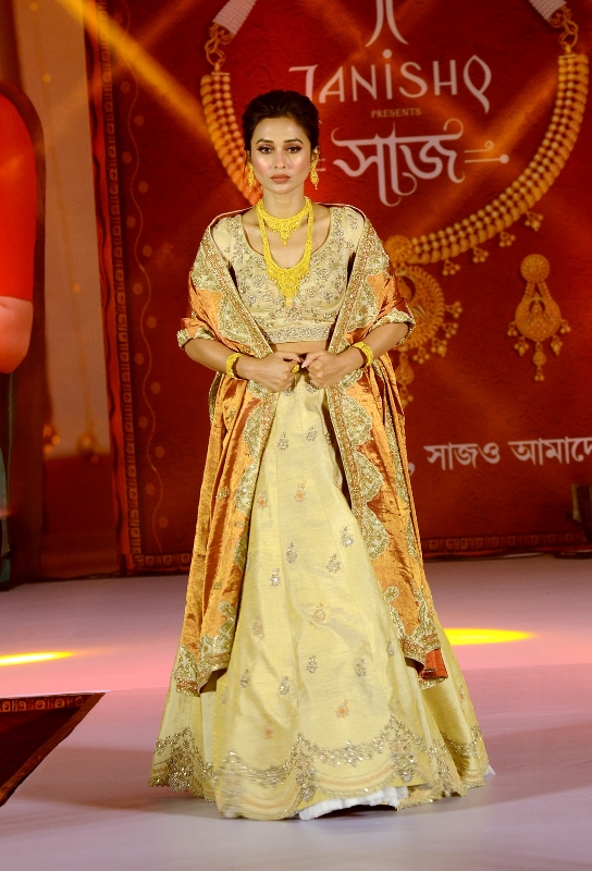 Mimi Chakraborty unveils Tanishq’s exclusive Pujo collection Shaaj