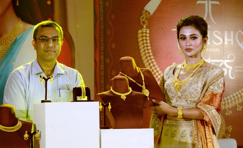 Mimi Chakraborty unveils Tanishq’s exclusive Pujo collection Shaaj