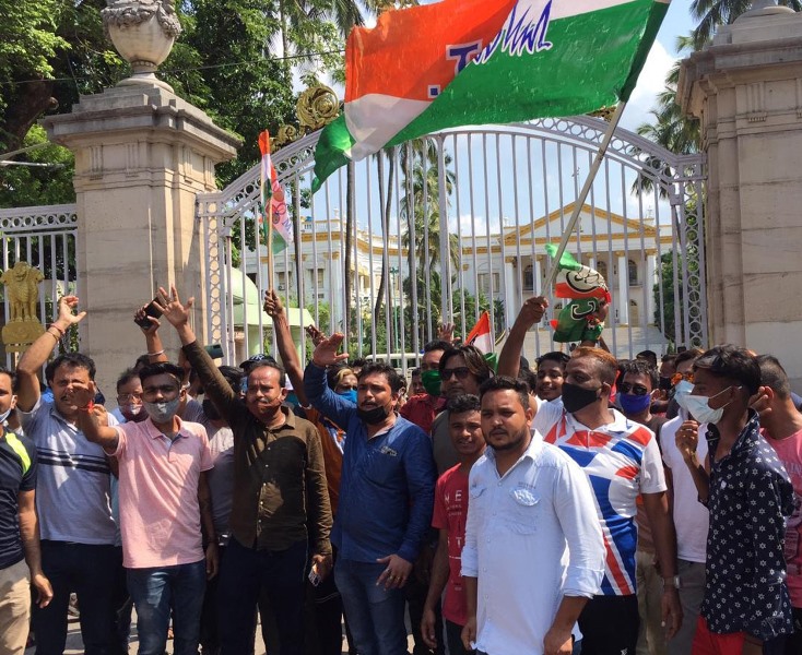 TMC activists protest in front of Rajbhavan after arrest of party leaders