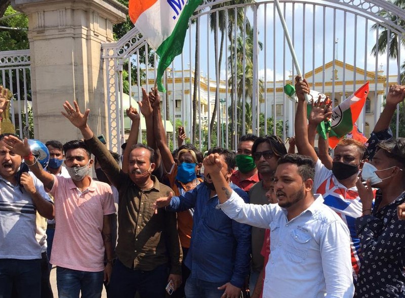 TMC activists protest in front of Rajbhavan after arrest of party leaders