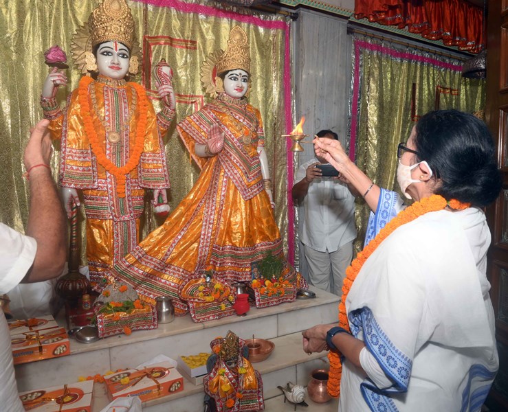 Bengal: Mamata Banerjee campaigns in poll-bound Bhabanipur, visits temple