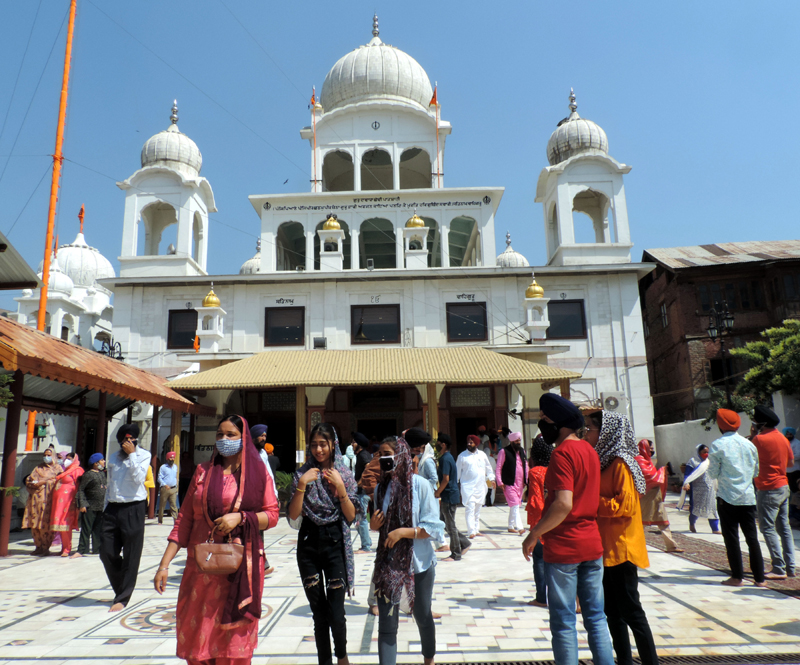 Devotees outside Gurudwara Chatti Padshahi on the occasion of Sri Guru Hargobind Sahib’s Praksh Parv